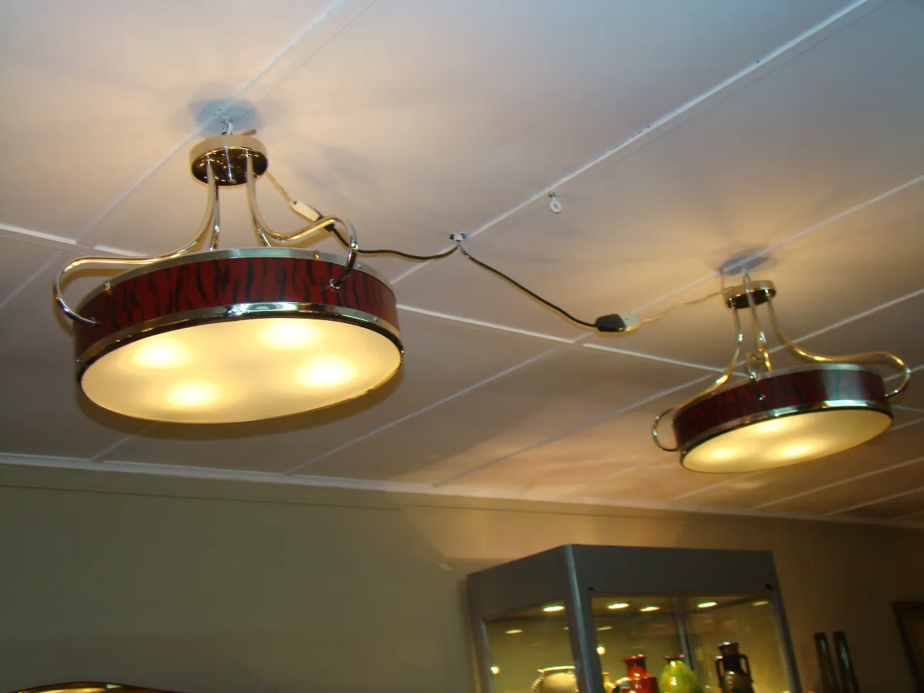 2 lampade a sospensione antiche con design decorativo, illuminazione morbida in un ambiente accogliente.