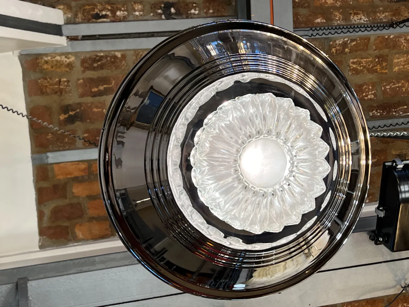 deux lustres anciens avec un design élégant dans un cadre chaleureux