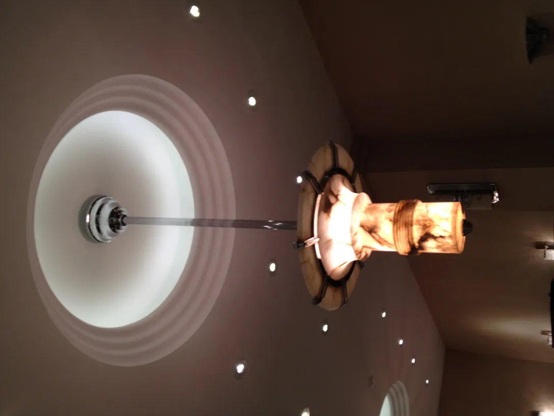 2 lámparas de techo antiguas con diseño elegante y luz suave en el ambiente