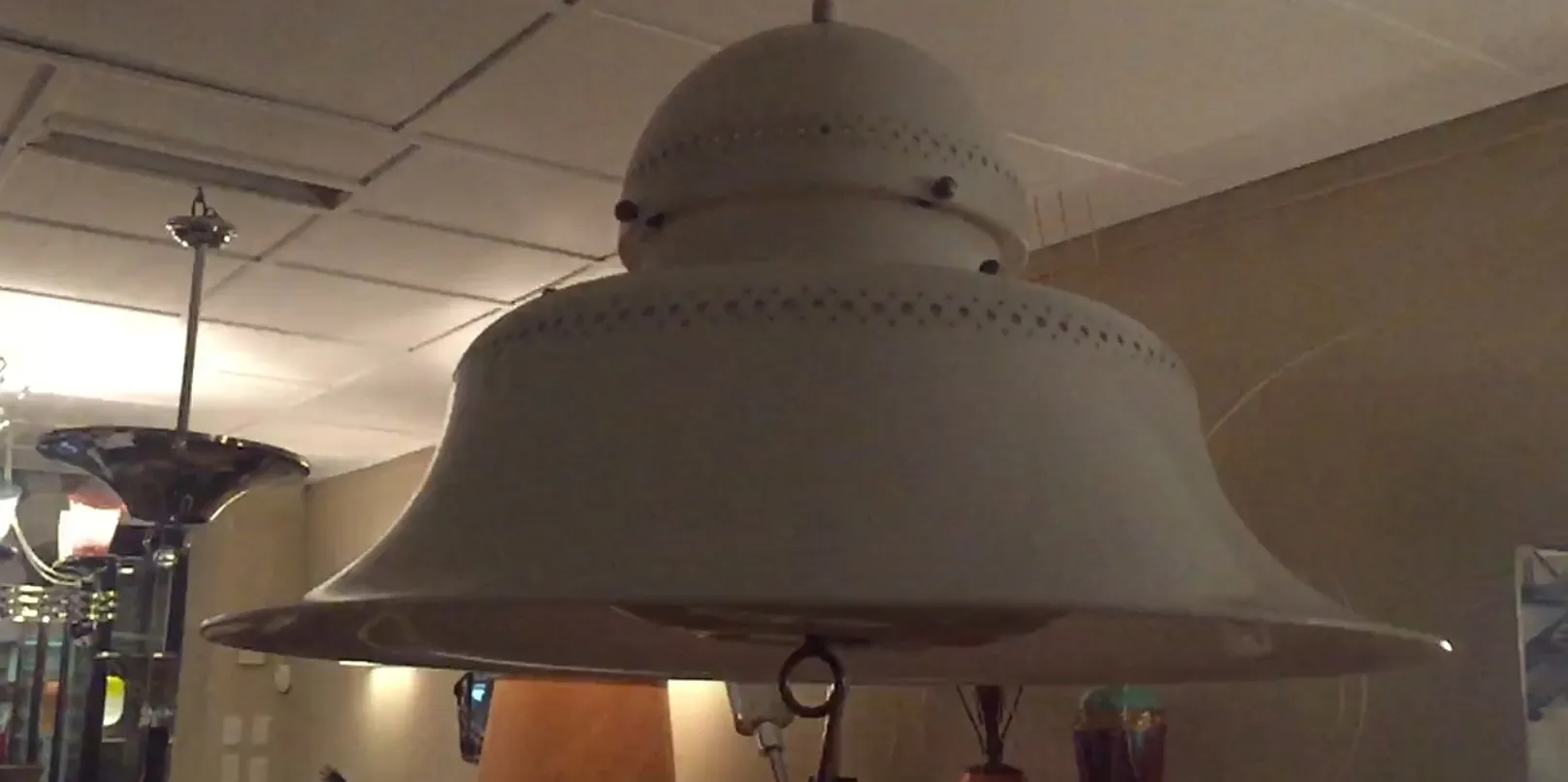 Due lampade a sospensione antiche, che illuminano un ambiente accogliente ed elegante.