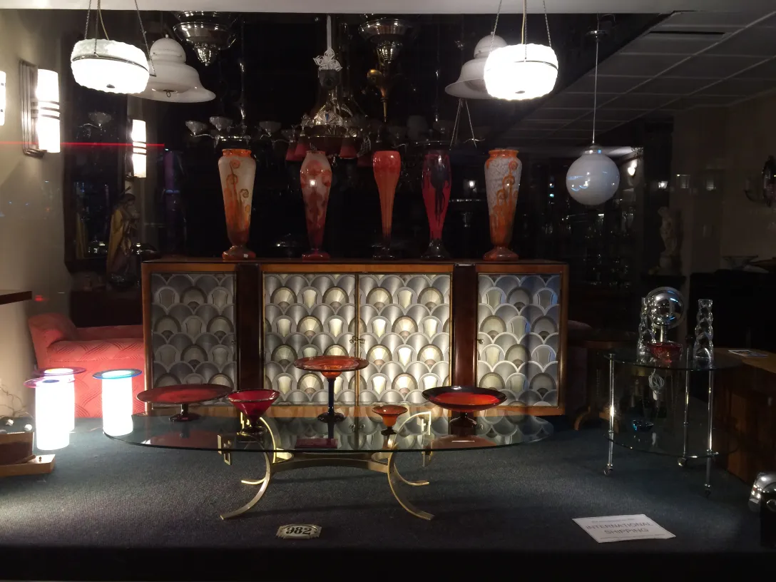 duas lampadas de teto antigas em uma vitrine elegante, cercadas por decoração vintage