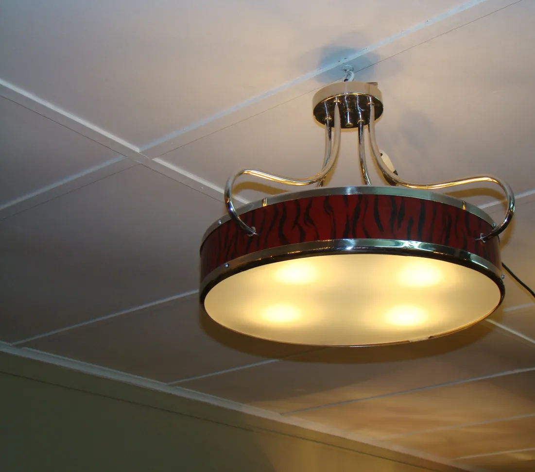 2 लटकते लैंप का दृश्य प्राचीन आकर्षक डिजाइन में आरामदायक सेटिंग में।