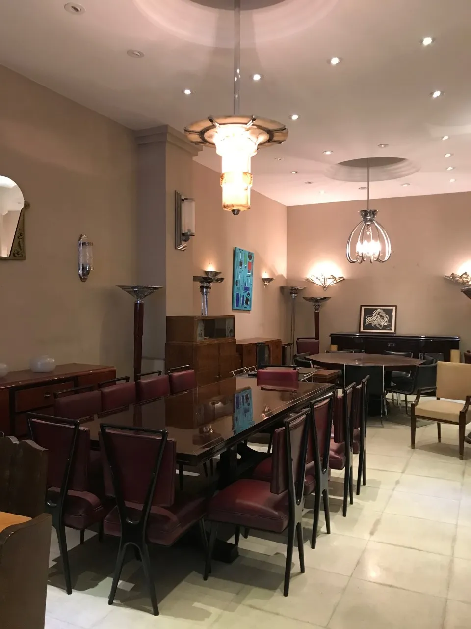 due lampade a sospensione antiche illuminano una sala da pranzo elegante