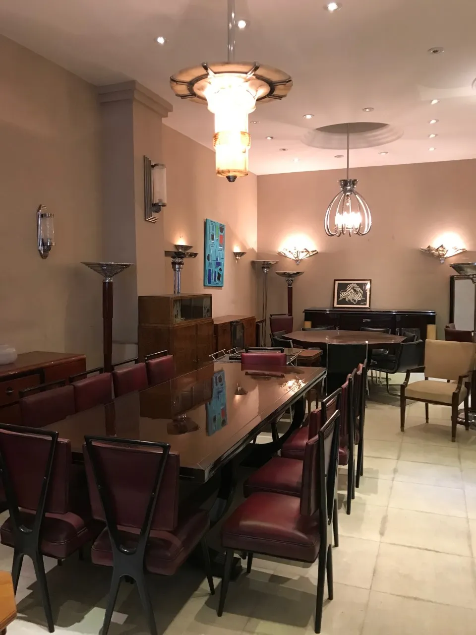 Deux lustres anciens dans une salle à manger décorative.