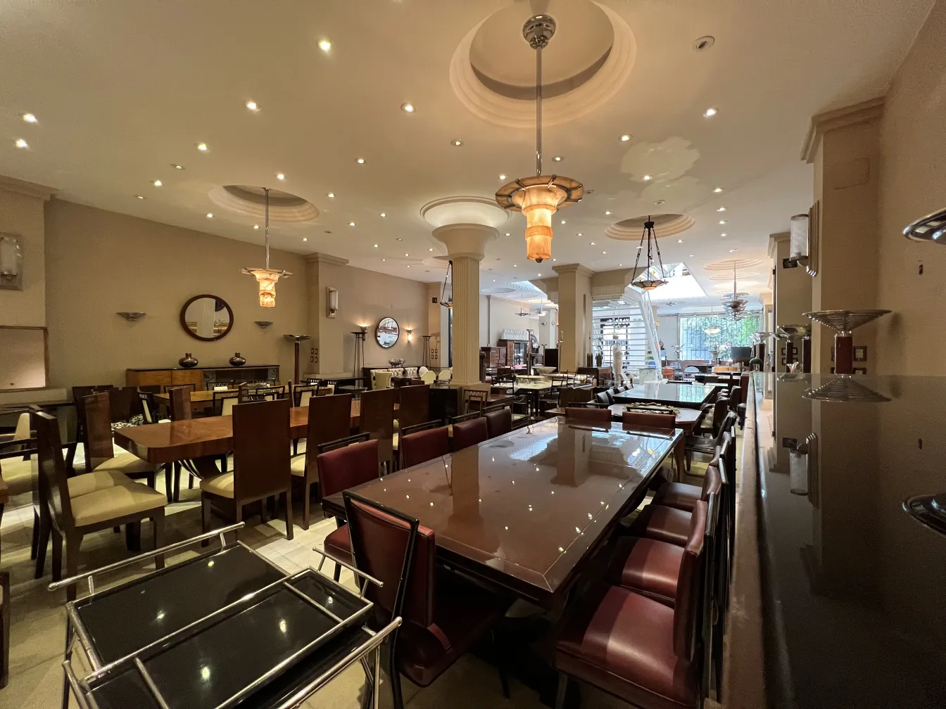 vue de 2 lustres anciens suspendus dans une salle à manger