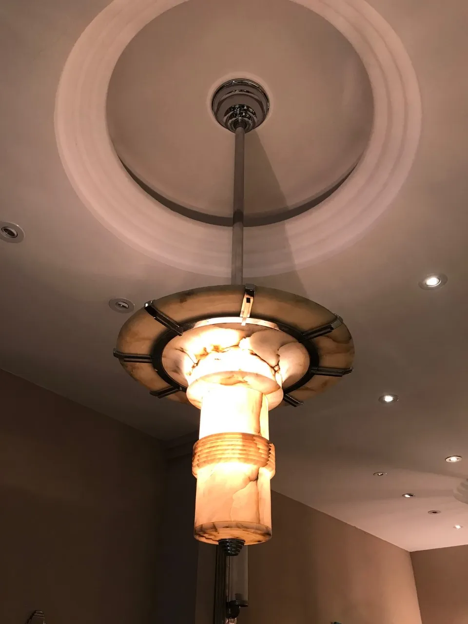 due lampade a sospensione antiche con design elegante nella stanza.