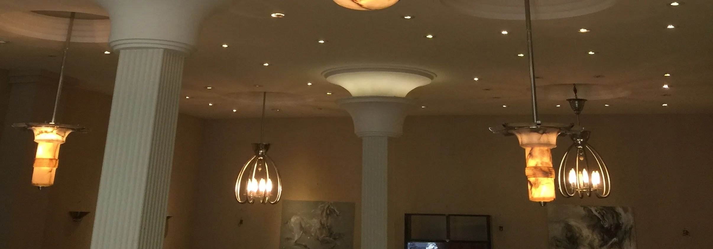 Dos lámparas de techo antiguas con diseño elegante en un ambiente iluminado