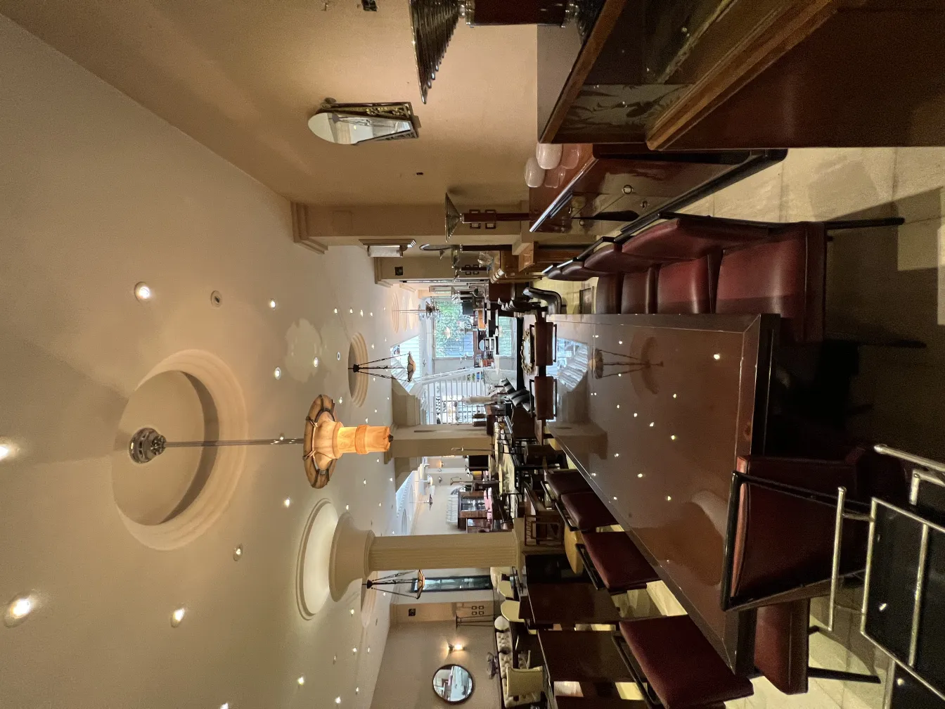 Vue de deux lustres anciens suspendus dans un restaurant élégant.