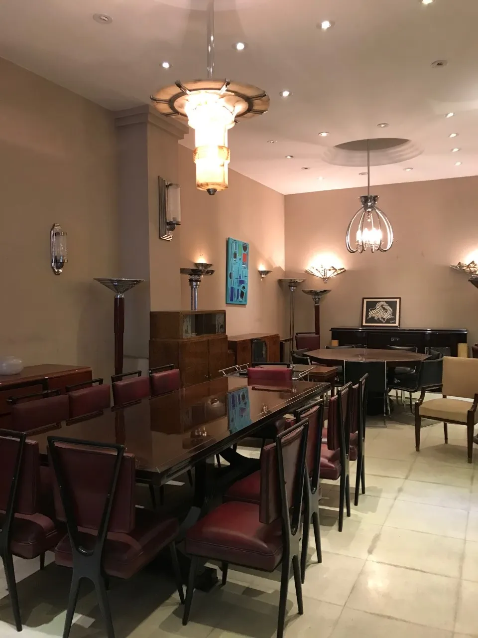 Zwei antike Hängeleuchten in einem eleganten Esszimmer