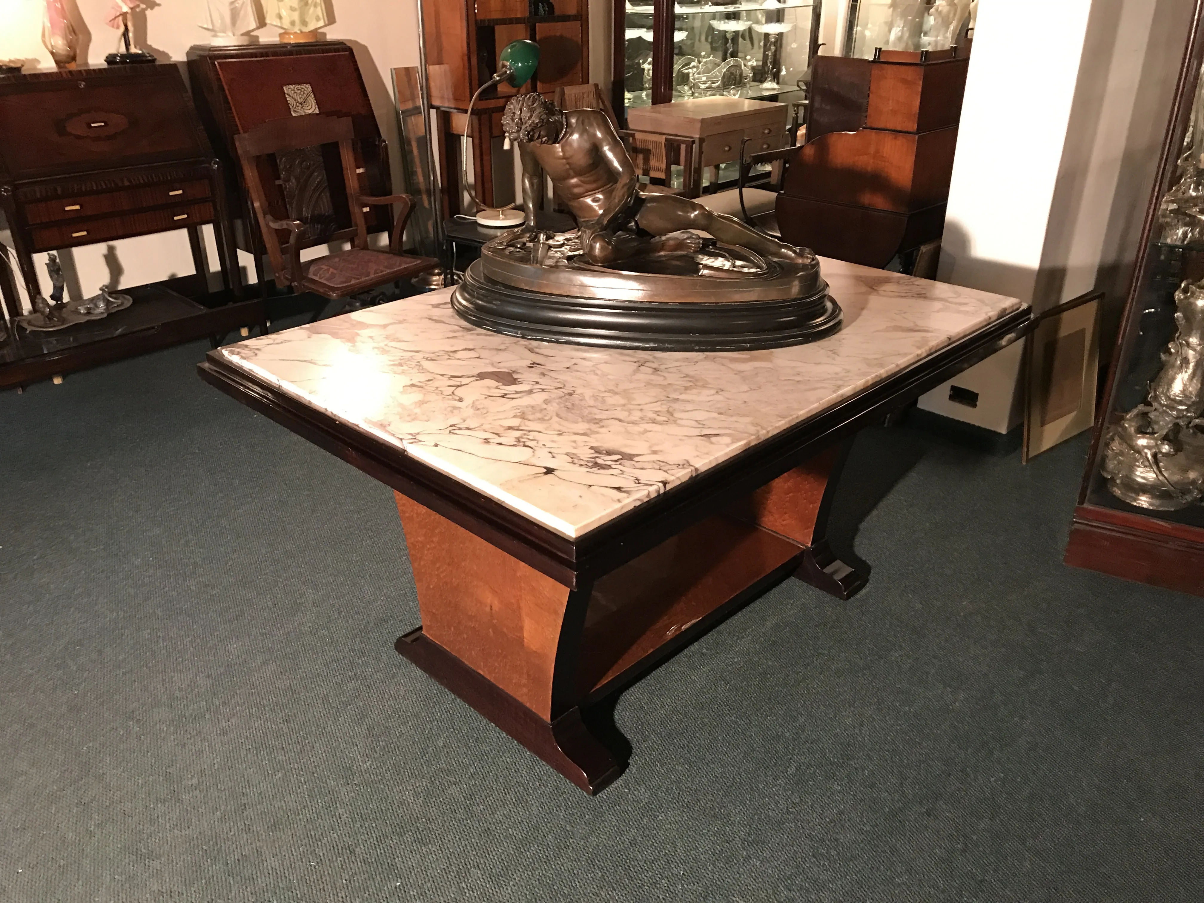 Tavolo da pranzo antico Art Deco per 6 persone, ambiente elegante con oggetti decorativi.