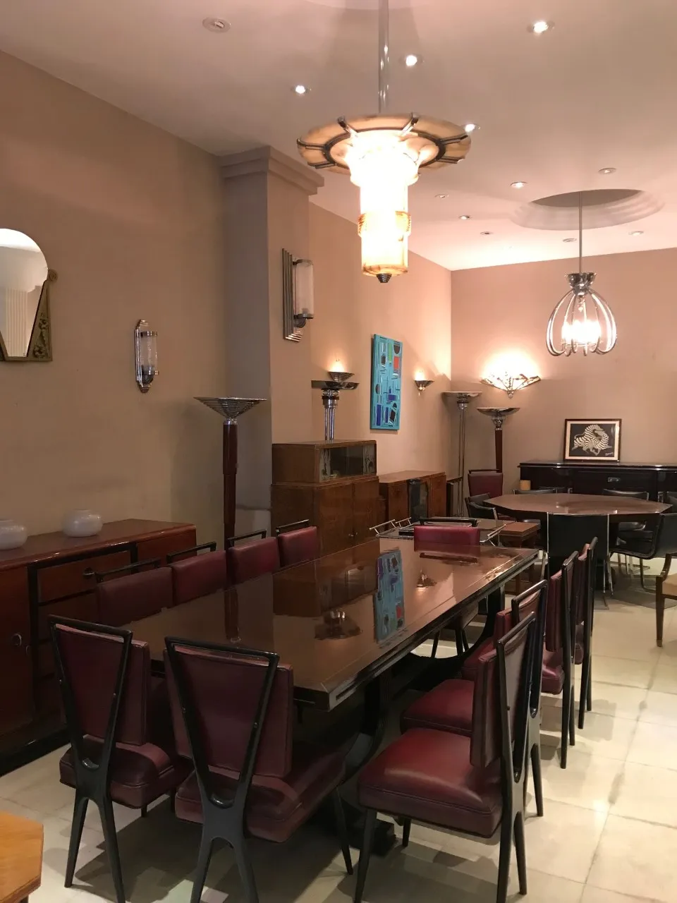 duas antigas lâmpadas de teto iluminando uma sala de jantar