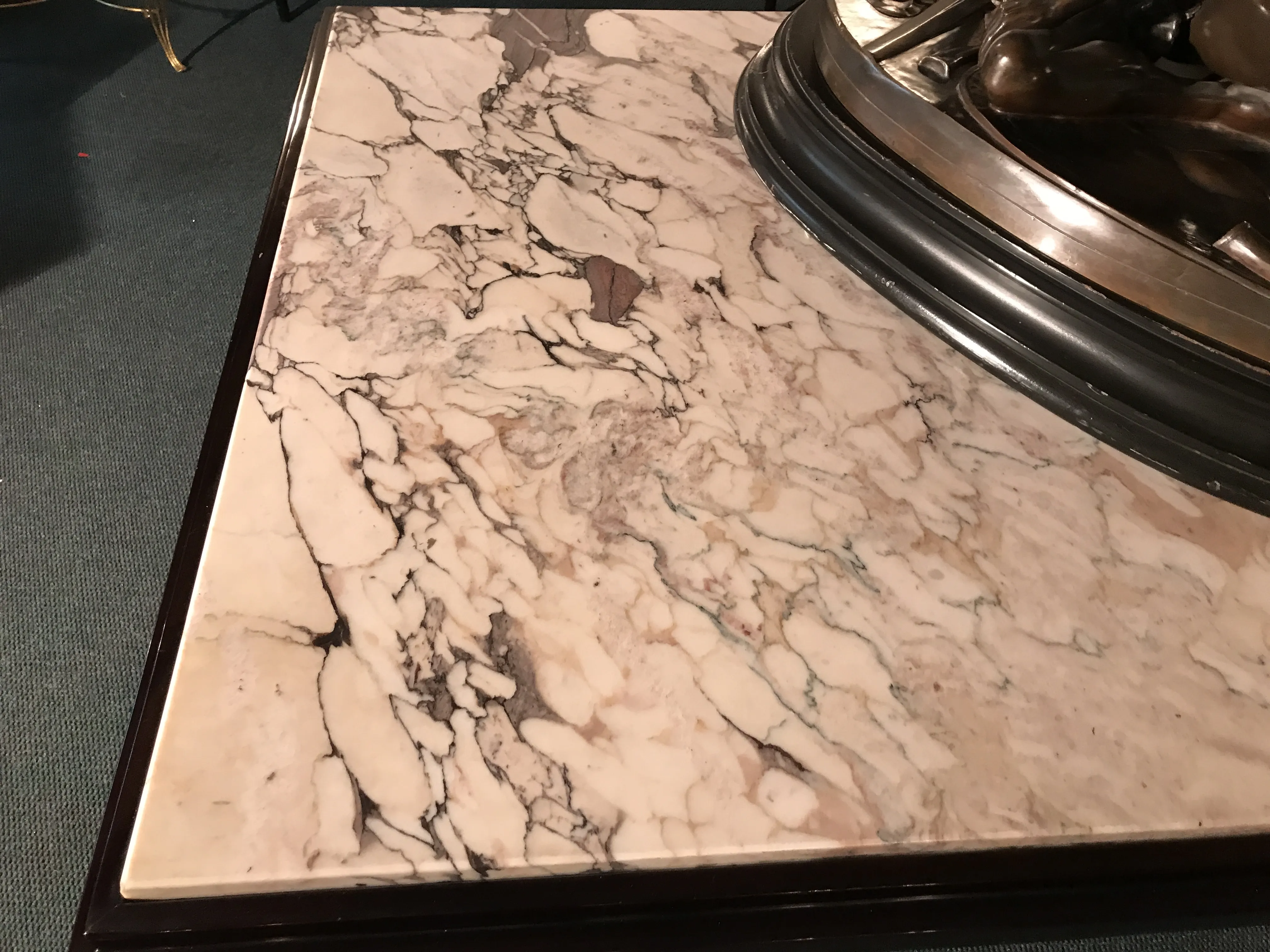 Table à manger ancienne Art Deco pour 6 personnes dans une ambiance élégante