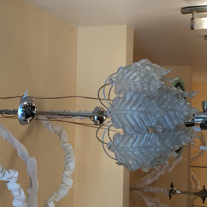 deux lustres anciens avec un design élégant dans un cadre chaleureux