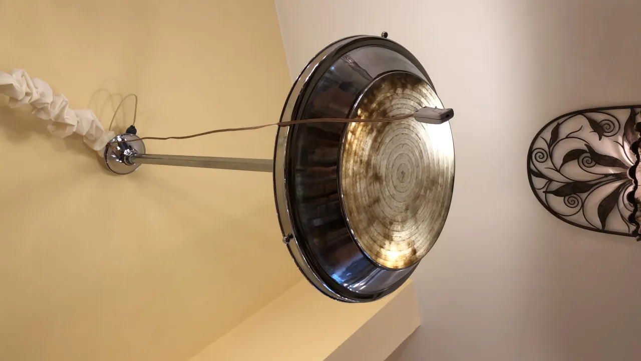 2 lampade a sospensione antiche, con un design unico e attraente, che illuminano uno spazio moderno