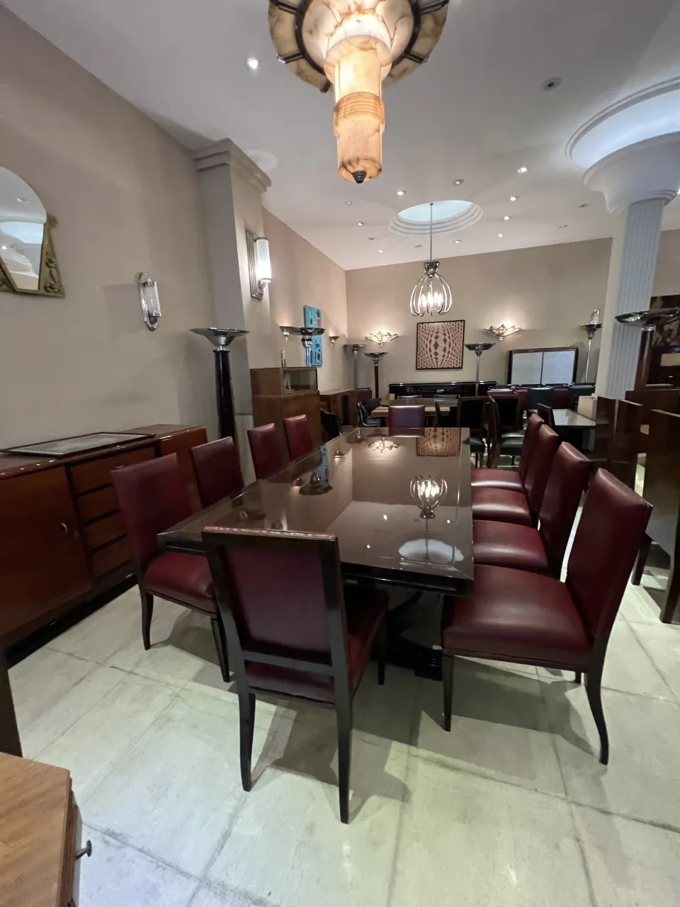 due lampade a sospensione antiche che illuminano una sala da pranzo elegante