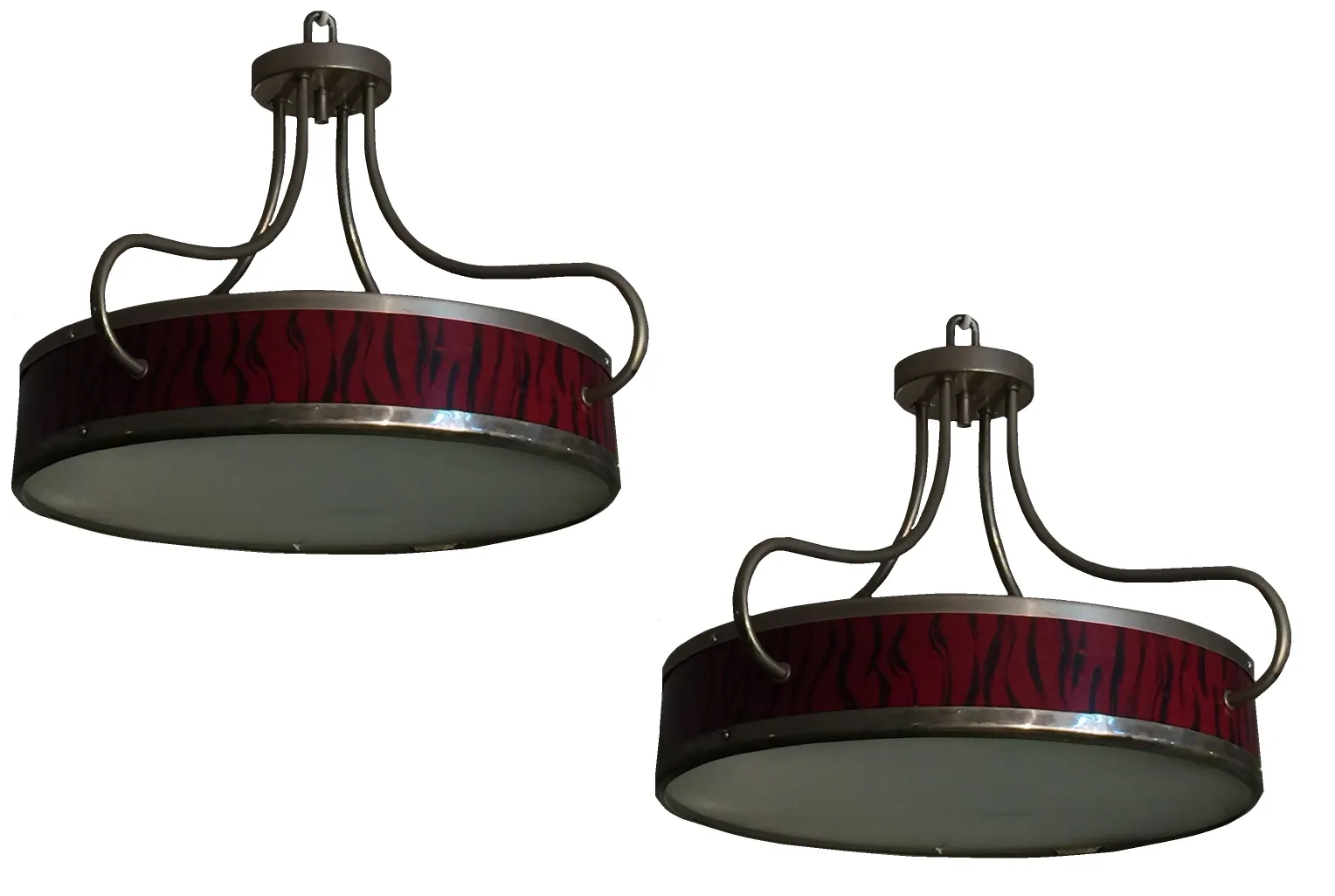 Duas lâmpadas de teto antigas com um design colorido e atraente, penduradas juntas em um ambiente aconchegante.