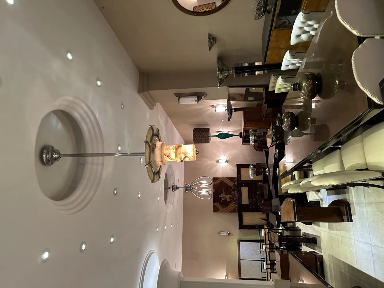 duas lampadas de teto antigas em um ambiente elegante, com detalhes decorativos