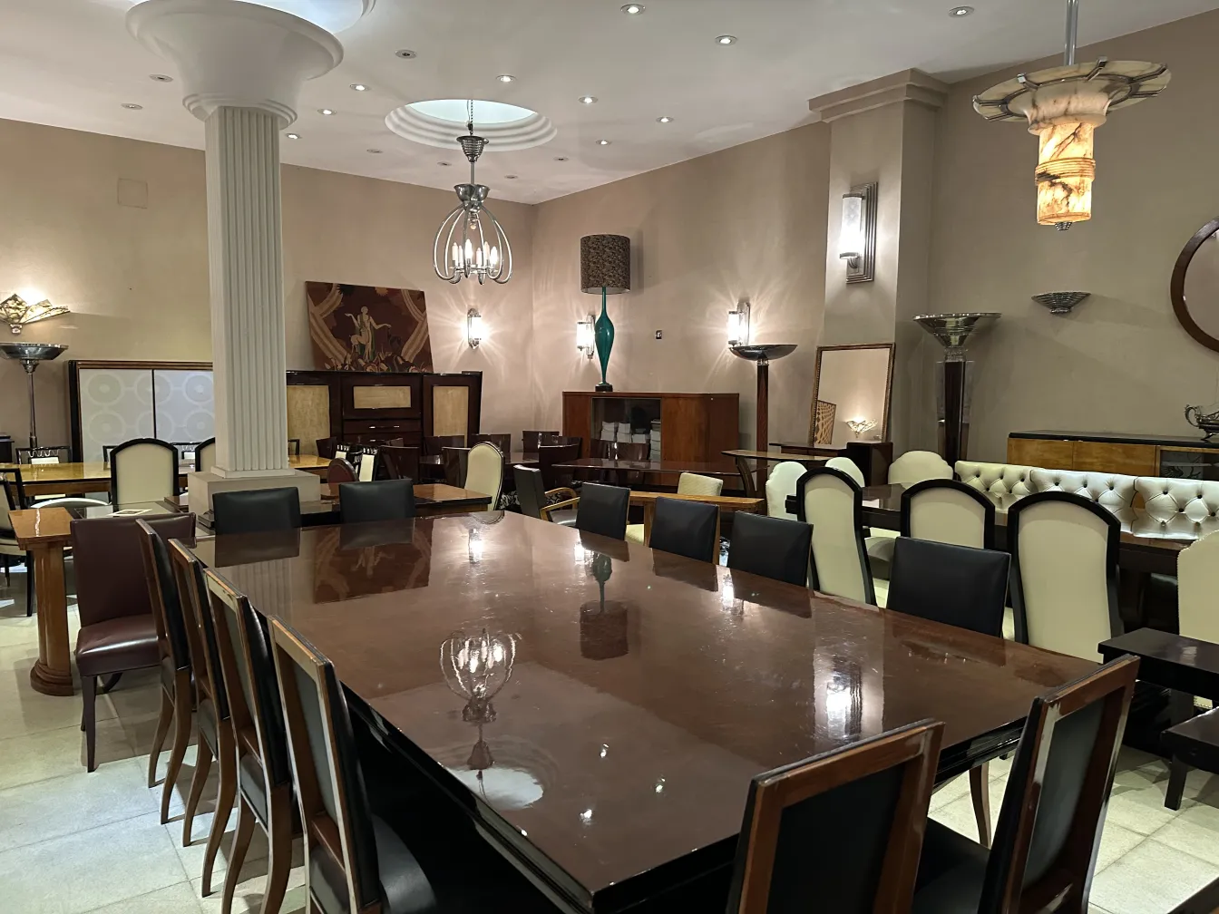 due lampade a sospensione antiche con design elegante, in una zona pranzo