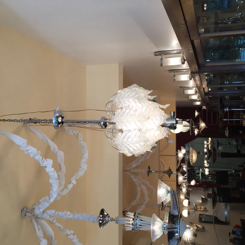 due lampade a sospensione antiche con design luminoso in un ambiente illuminato.