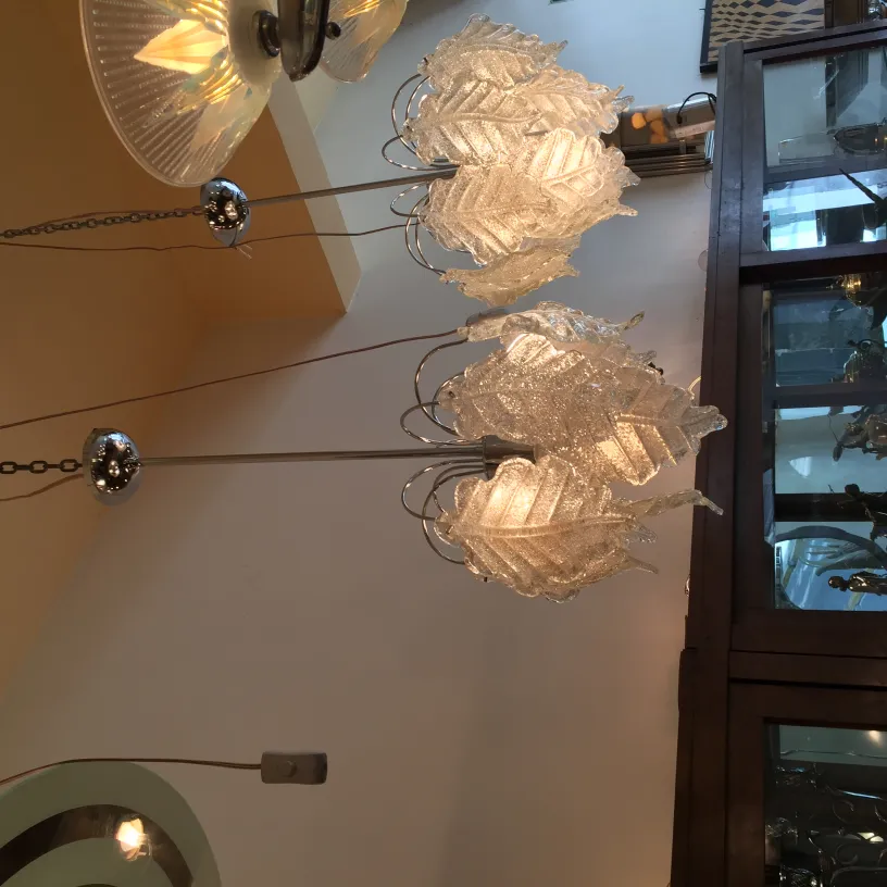 Set aus 2 eleganten antiken Hängeleuchten in einer gemütlichen Umgebung.