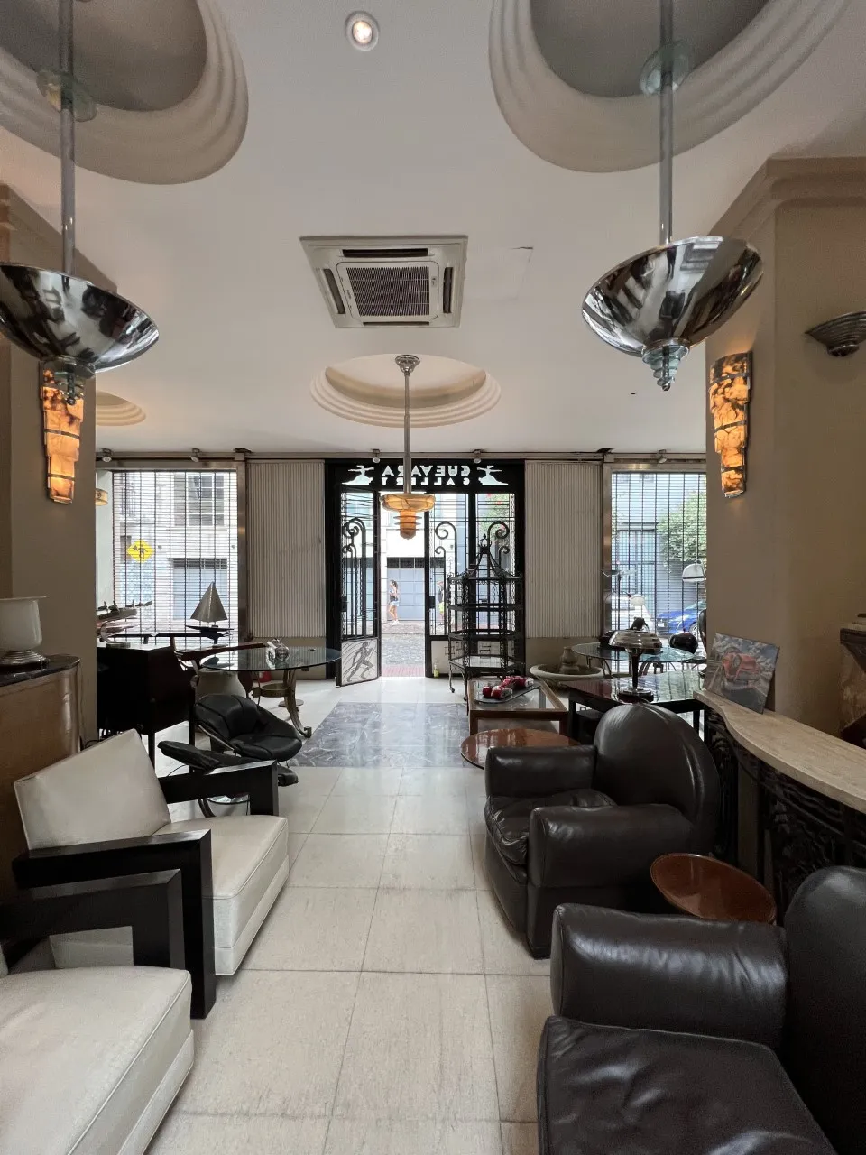 Raumansicht mit 2 antiken Hängelampen, gemütliche Atmosphäre