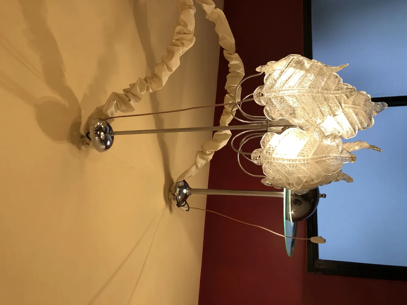 Deux lustres anciens au design élégant illuminent un espace accueillant