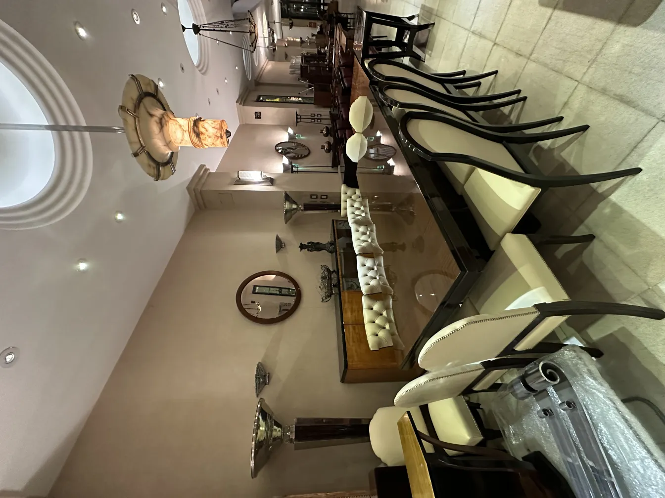 2 lampade a sospensione antiche in un ambiente elegante con mobili in legno e sedie