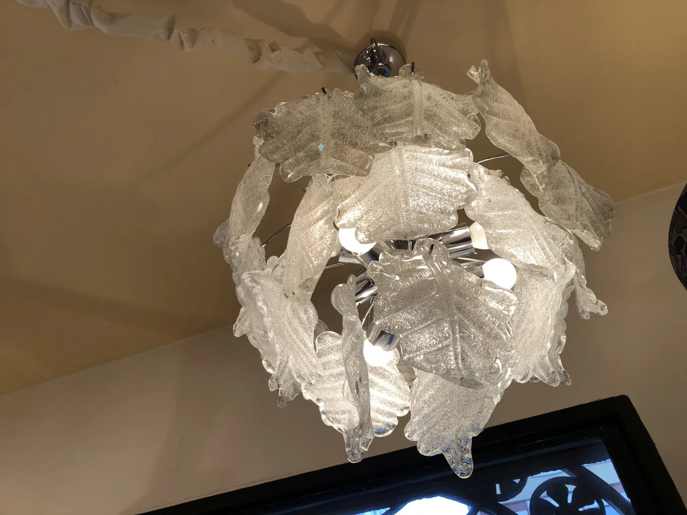 2 lampadas de teto antigas com design único, iluminando o ambiente