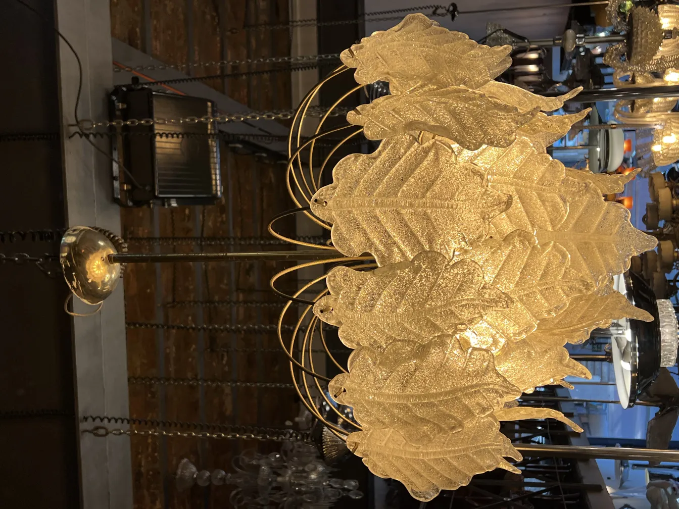 2 lampade a sospensione antiche con design di foglia in un ambiente elegante