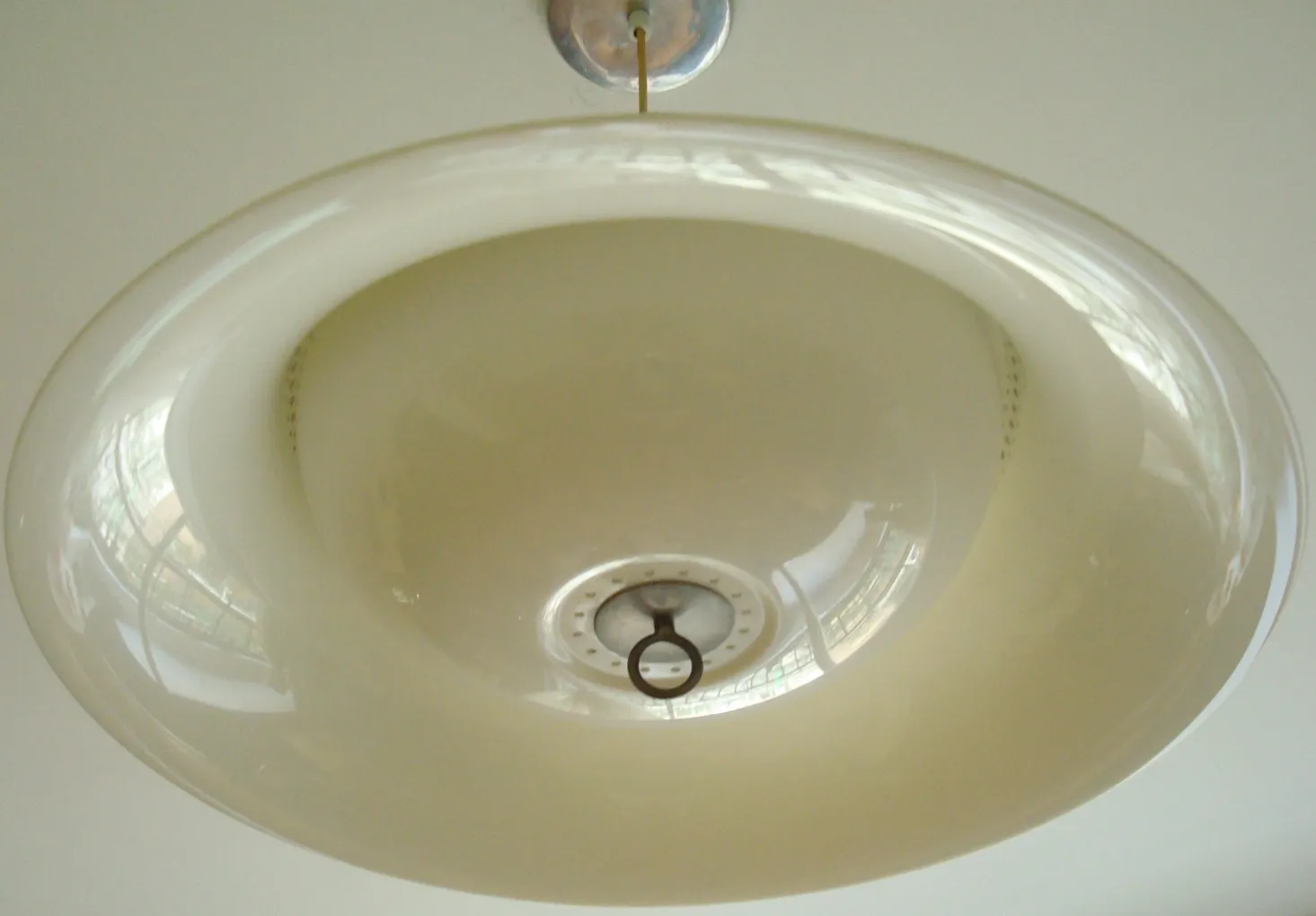 Duas lâmpadas de teto antigas elegantes em um ambiente moderno.