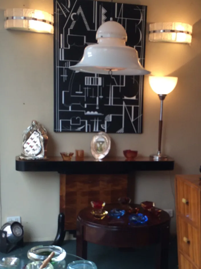 Dos lámparas de techo antiguas, con estilo clásico, iluminando un ambiente acogedor.