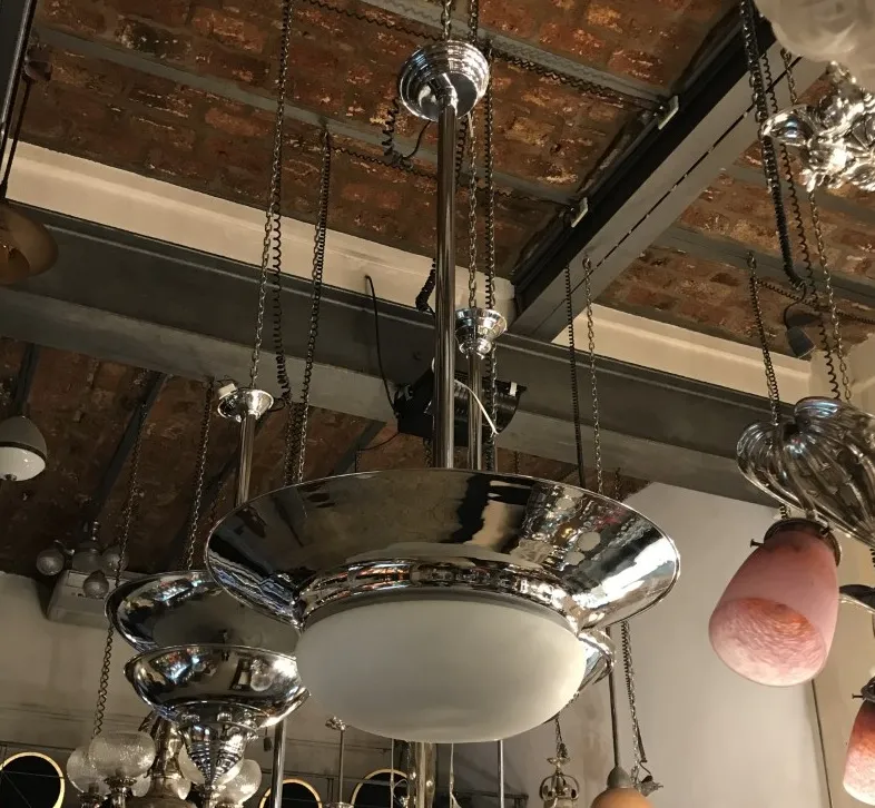 2 lâmpadas de teto antigas em um ambiente bem iluminado