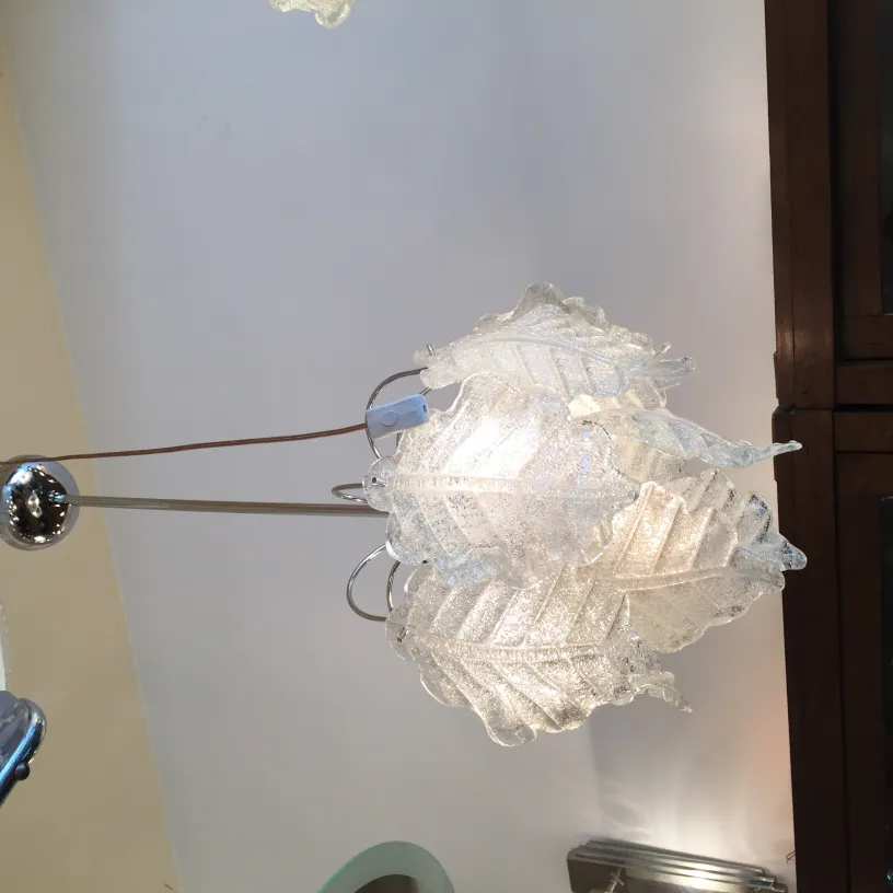 2 lampade a sospensione antiche con design elegante, che illuminano un ambiente accogliente