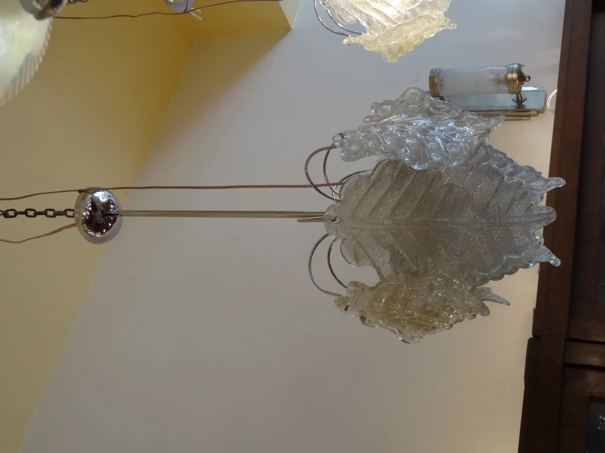 2 lámparas de techo antiguas con diseño de hojas, decorando un ambiente cálido.