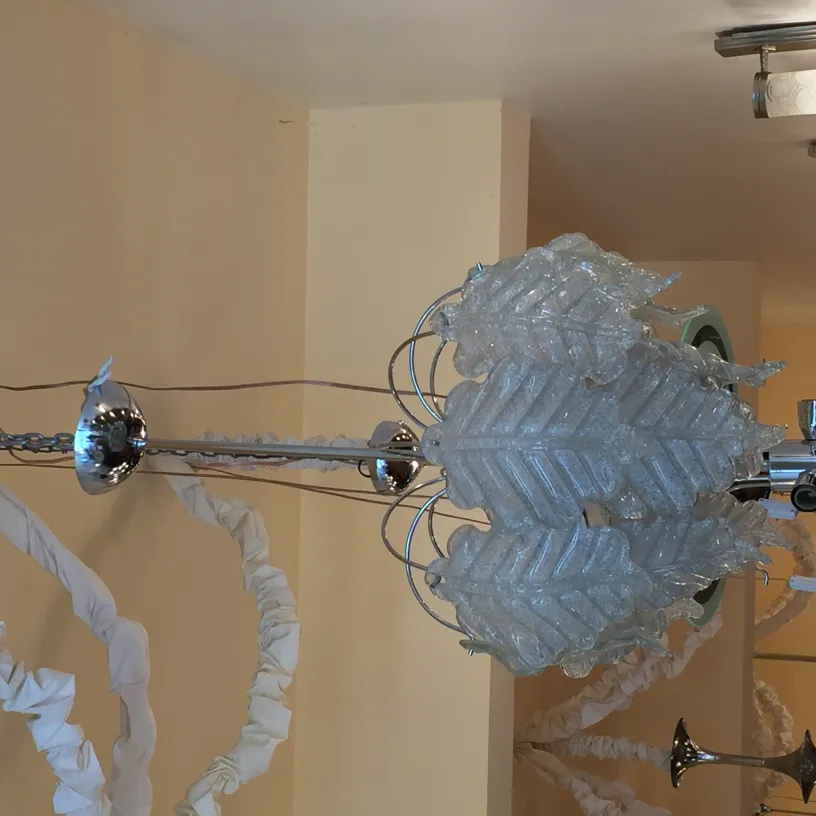 due lampade a sospensione antiche con dettagli decorativi in un ambiente neutro