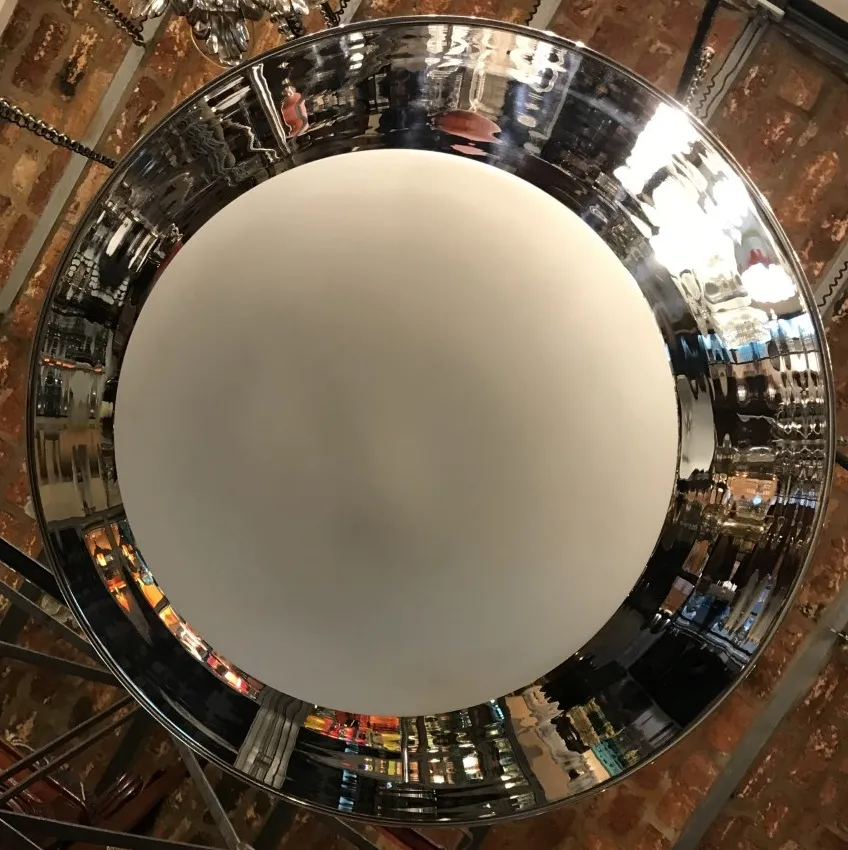 Duas lampadas de teto antigas com design redondo em um ambiente aconchegante.