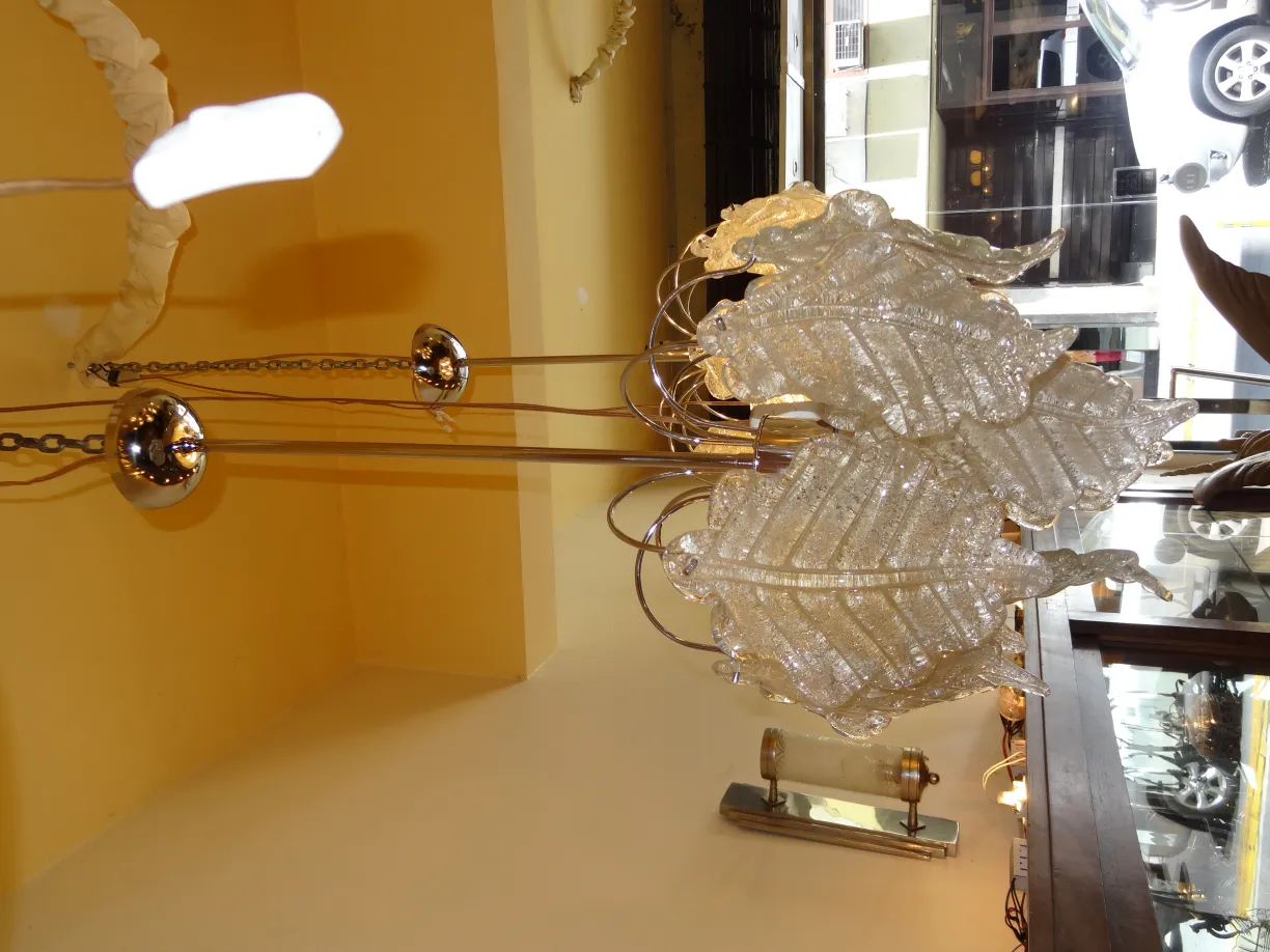 दो प्राचीन लटकते लैंप हल्के रंग की सजावटी डिज़ाइन के साथ