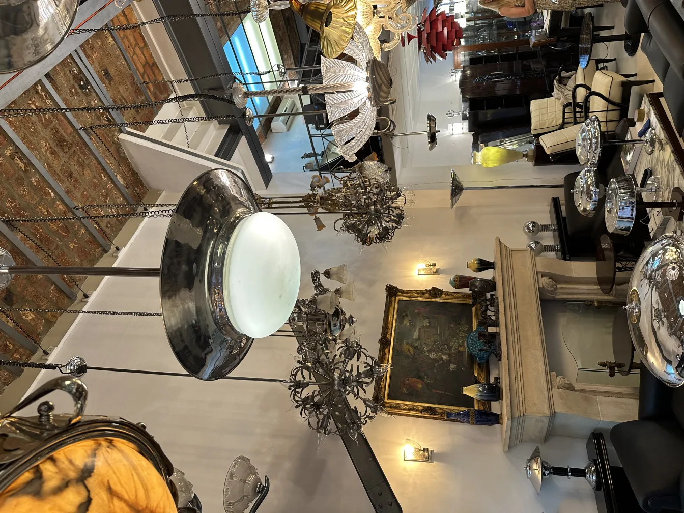 Duas lampadas de teto antigas brilhando em um ambiente elegante