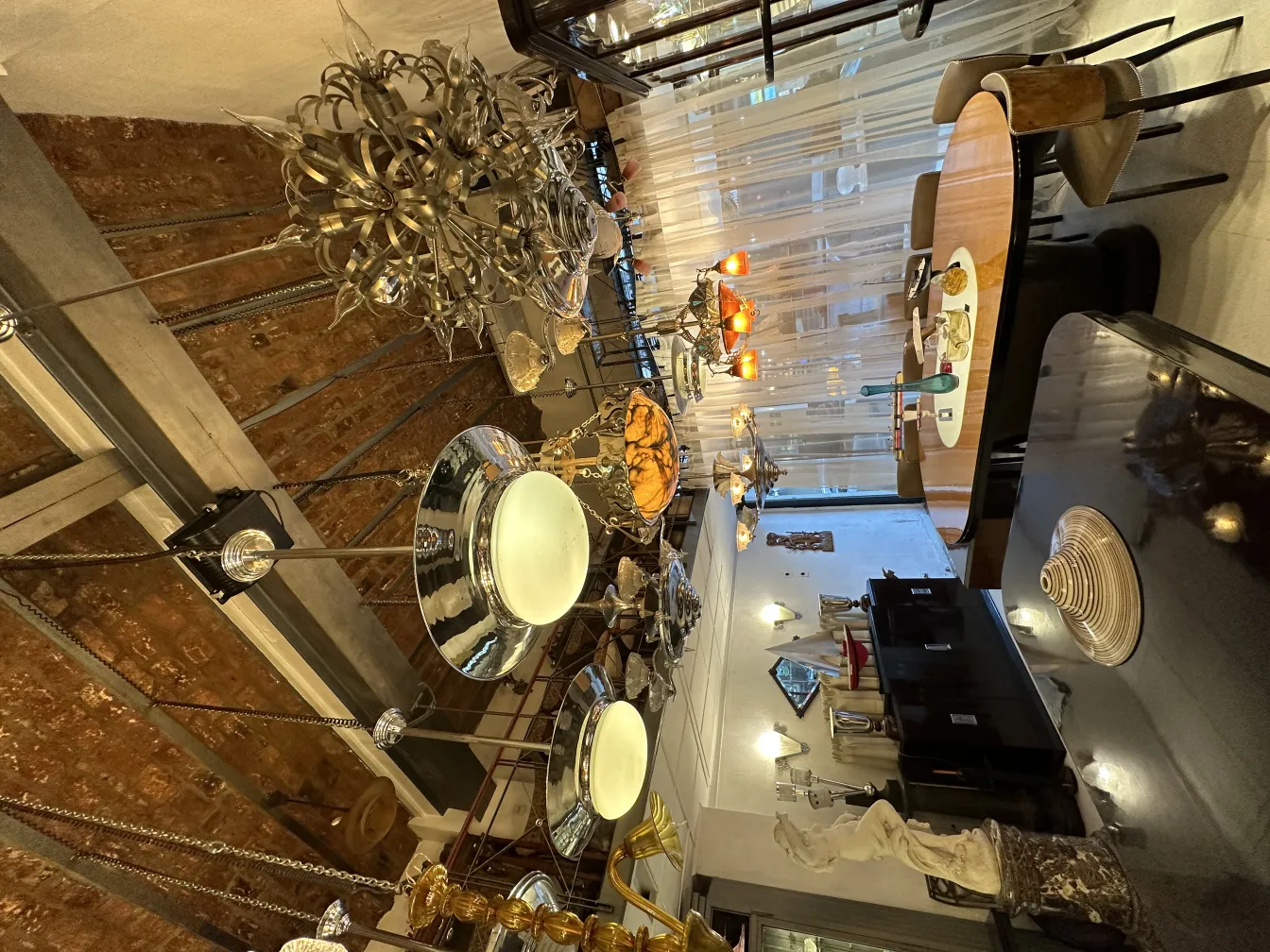 duas lampadas de teto antigas com detalhes decorativos, ambiente elegante