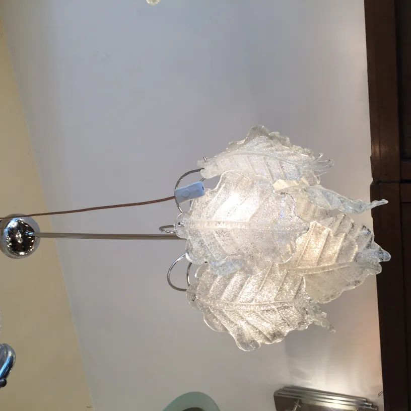 due lampade a sospensione antiche con design unico, che illuminano lo spazio