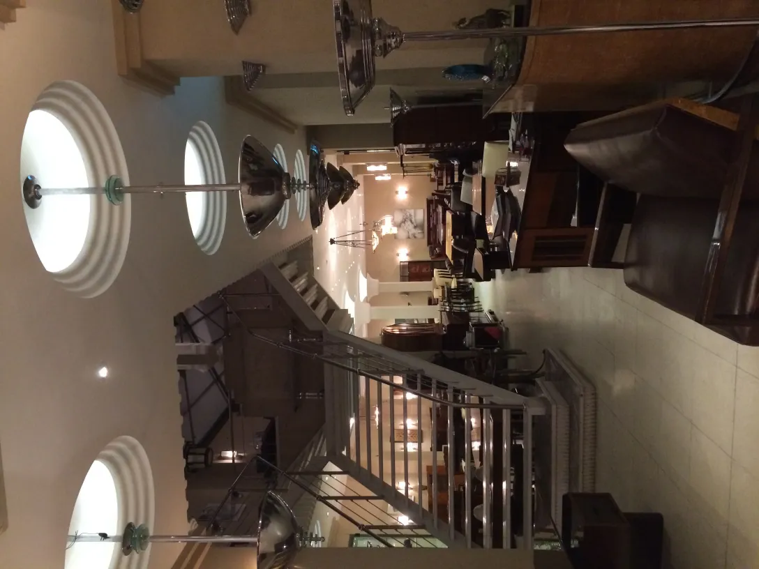 Vista de dos lámparas de techo antiguas en un ambiente elegante con muebles variados.