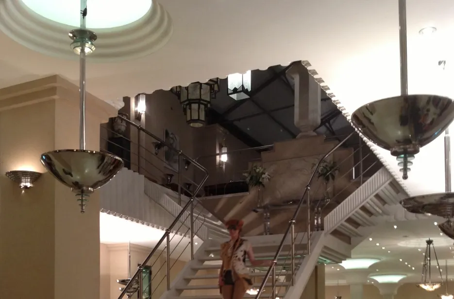 Due lampade a sospensione antiche in un ambiente elegante e moderno