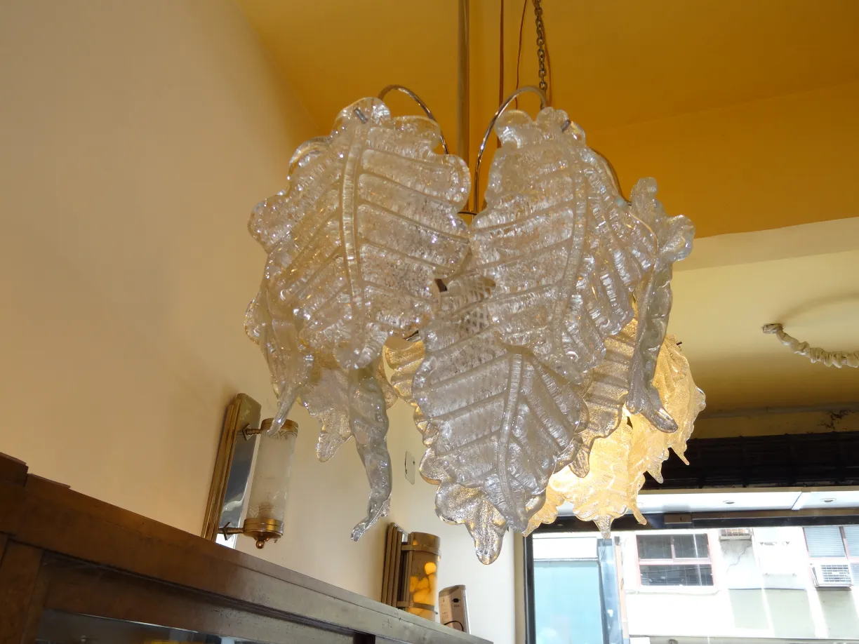 古い葉の形の吊り下げランプ、温かい雰囲気の空間で