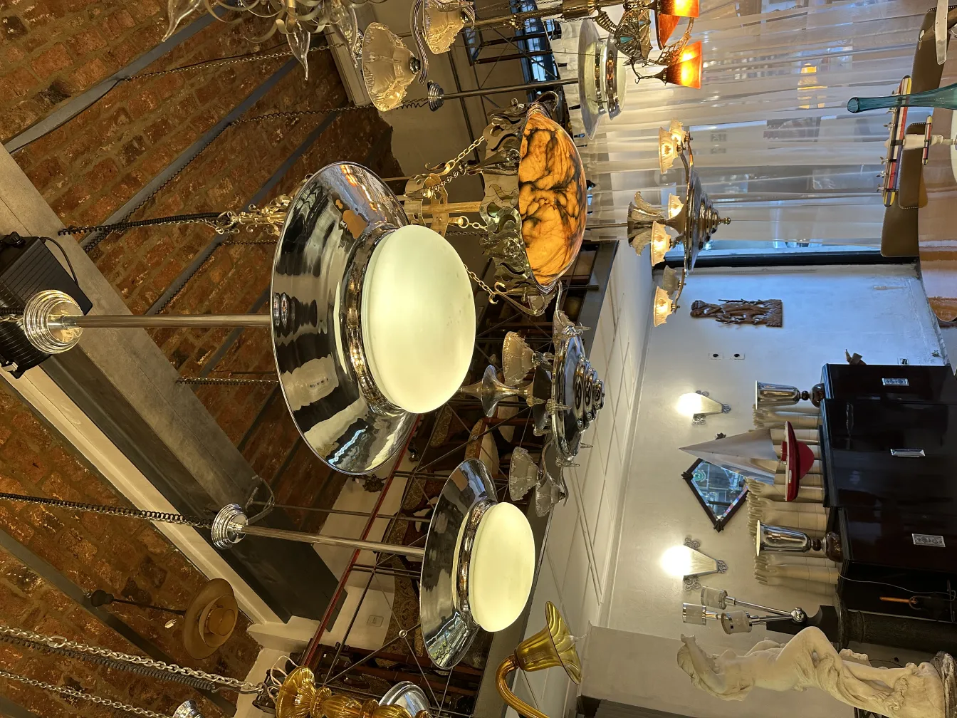 Deux lustres anciens avec un design classique dans une pièce décorative.