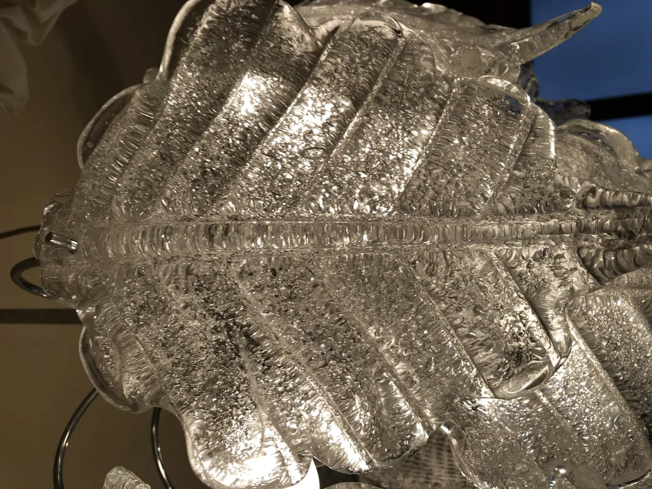 Due lampade a sospensione antiche con design decorativo, atmosfera accogliente.