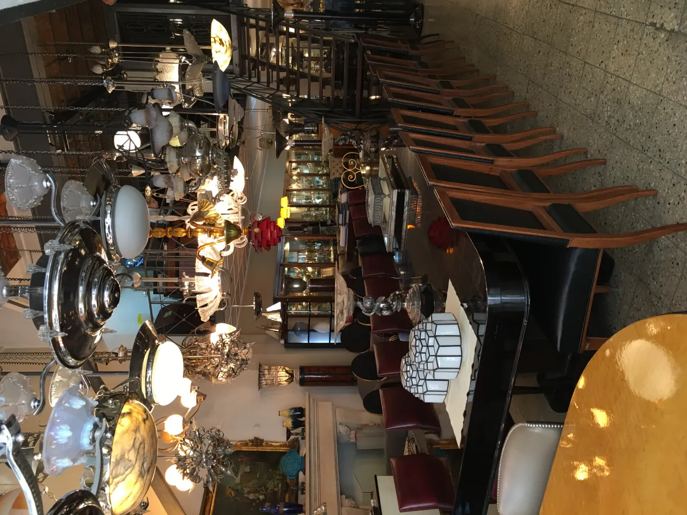 2 lampade a sospensione antiche in un ambiente elegante