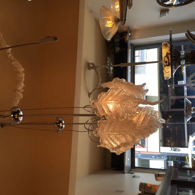 Две антикварные подвесные лампы с изысканными деталями в уютной обстановке.