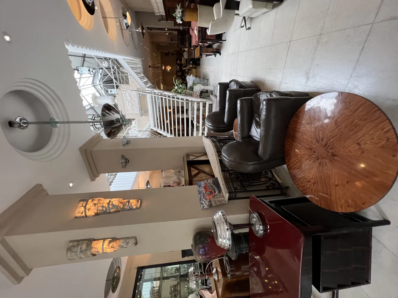 اثنان من المصابيح المعلقة القديمة في بيئة أنيقة