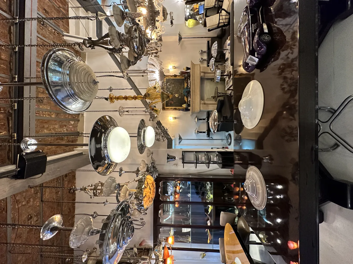 Zwei antike Hängelampen mit dekorativen Details