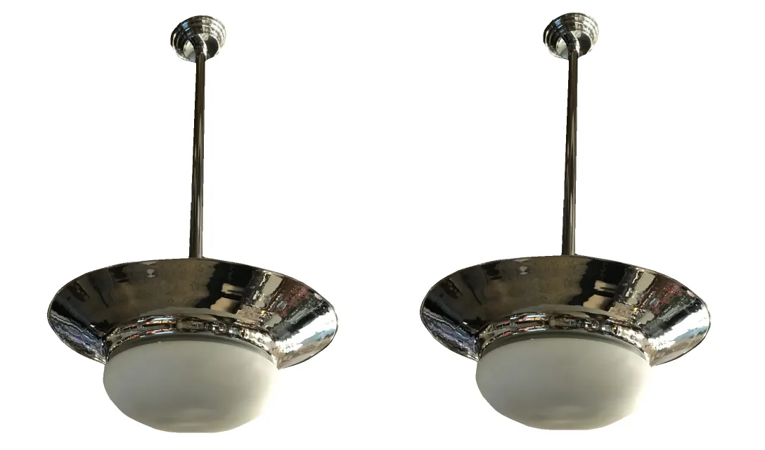 两盏古董吊灯在优雅的装饰环境中的视图